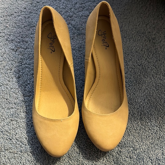 Womens size 12 Beige heels! - Picture 1 of 4